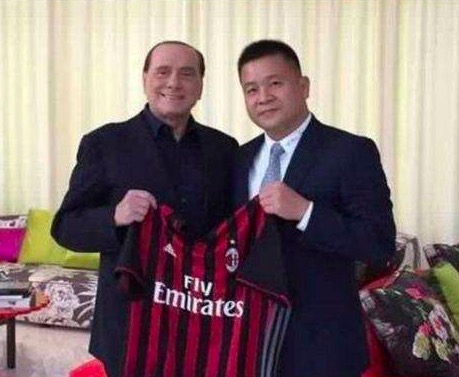 因为按照规矩，一会儿外戚前来拜会，老爷子坐在正位、长子坐在左下位、次子坐在右下位，儿子辈的左右挨着坐完，才轮到孙子辈。